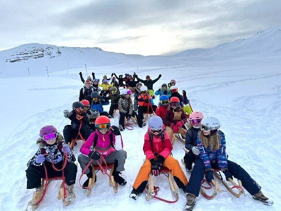 Schneesportlager Gruppenfoto im Schnee